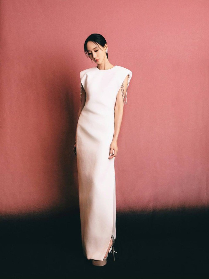 Chiếc đầm tối giản dựng phom độn vai được Trương Quân Ninh diện lên thảm đỏ Liên hoan phim Quốc tế Thượng Hải.