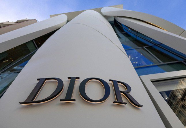 Những chiếc túi hiệu Dior giá rẻ được bán ra thị trường với giá thành cao ngất ngưởng.