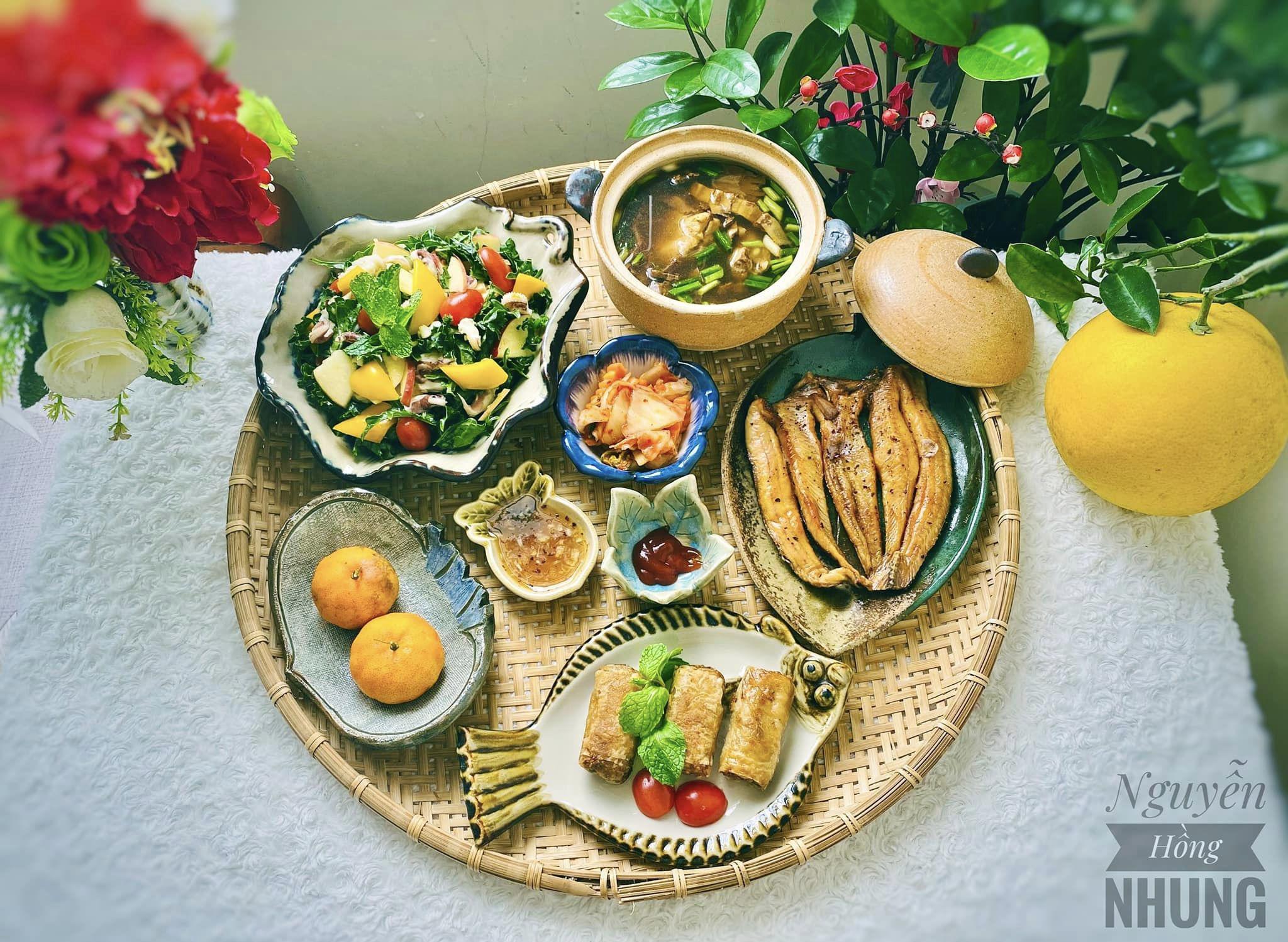 Cá lóc 1 nắng chiên giòn +&nbsp;Salad +&nbsp;Canh sườn măng khô +&nbsp;Nem cua bể ăn + Cam