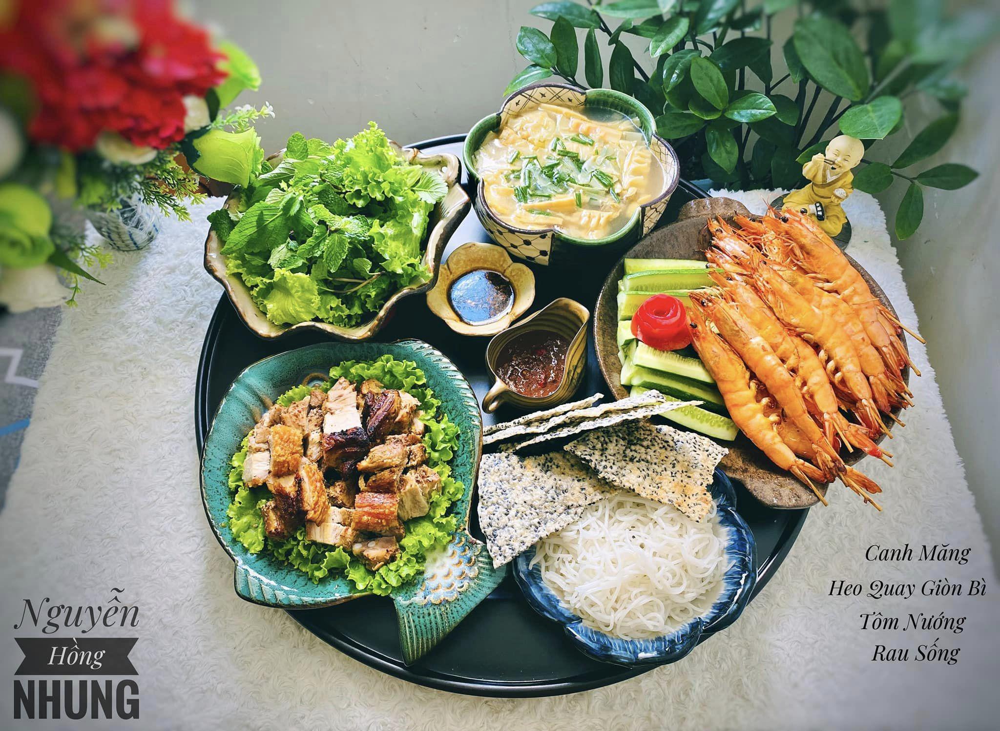 &nbsp;Canh măng +&nbsp;Heo quay giòn bì + Tôm nướng + Bánh đa nướng + Rau sống ăn kèm