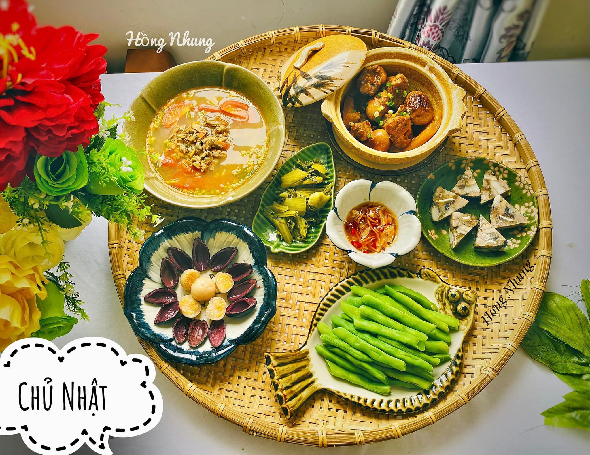 Canh hến nấu chua + Thịt kho trứng + Giò xào + Trám muối + Đậu luộc + Dưa muối, kim chi