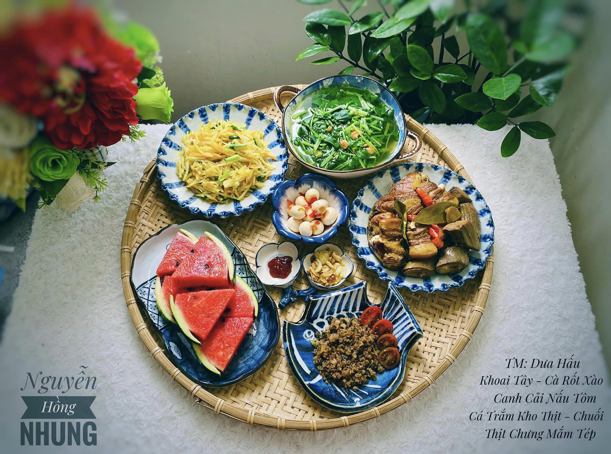 Canh tôm nấu cải +&nbsp;Khoai tây, cà rốt xào +&nbsp;Cá trắm kho +&nbsp;Thịt chưng mắm tép + Dưa hấu