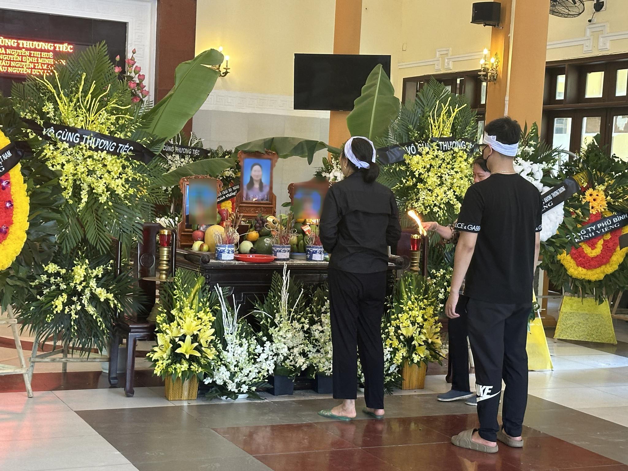Bạn bè, người thân đến chia buồn với gia đình nạn nhân tại nhà tang lễ Văn Điển