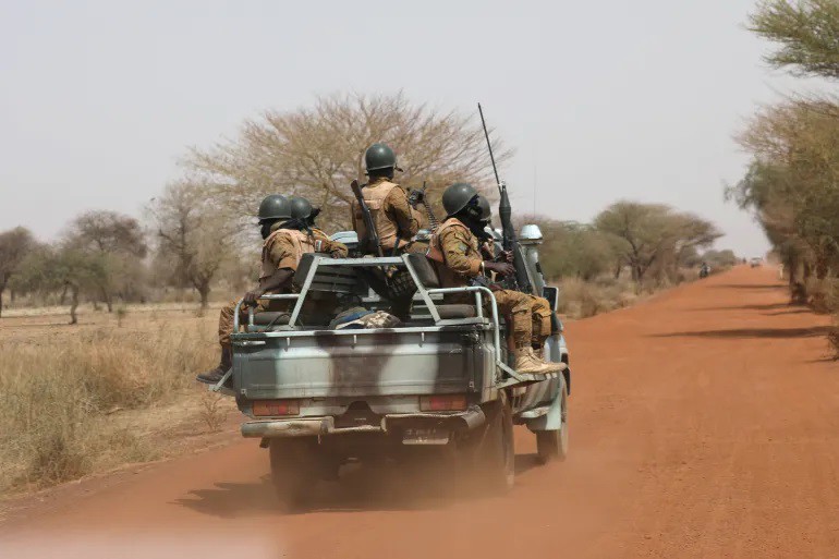 Binh sĩ Burkina Faso tuần tra biên giới (ảnh: Al Jazeera)