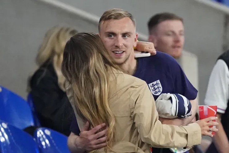 Jarrod Bowen ôm lấy bạn gái&nbsp;Dani Dyer