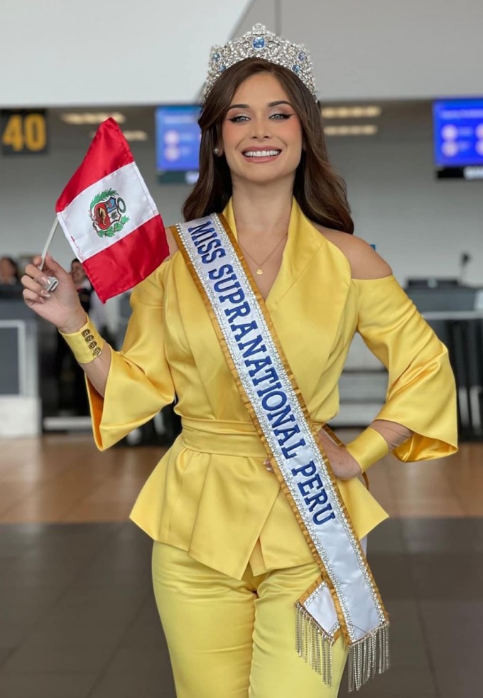 Người đẹp Peru, Nathaly Andrea Terrones, 28 tuổi, là bác sĩ. Cô từng đăng quang Hoa hậu Peru Lima Este 2022 và giành vị trí á hậu 2 tại Miss Peru 2023.