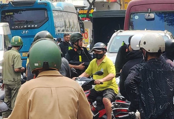 Bên ngoài bar Phương Lâm thời điểm C04 kiểm tra cũng có rất nhiều cảnh sát vũ trang phong tỏa, giữa an ninh trật tự. Ảnh: Nhật Vy