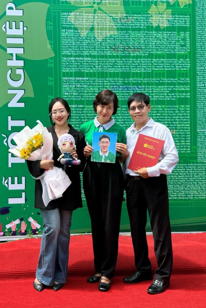 Gia đình bà Nguyễn Thị Phương Lan nhận bằng tốt nghiệp của con trai đã khuất, tháng 2/2024. Ảnh: Nhân vật cung cấp