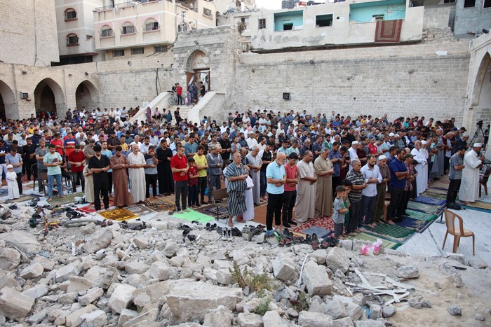 Người Palestine ở Dải Gaza cầu nguyện trong ngày đầu tiên của lễ Eid al-Adha hôm 16/6. Ảnh: GettyImages
