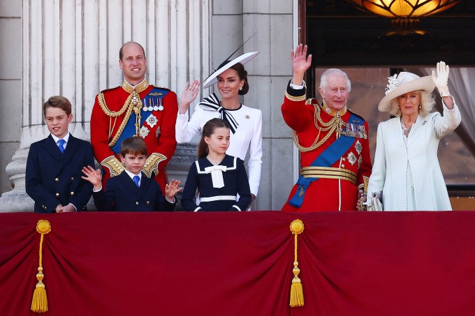 Vua Charles III - Hoàng hậu Camilla cùng gia đình William - Kate đứng trên ban công Điện Buckingham theo dõi màn trình diễn của Lực lượng Không quân hoàng gia, chiều 15/6. Ảnh: AFP