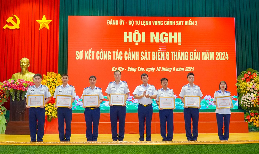 BTL Vùng CSB 3 khen thưởng 5 tập thể, 6 cá nhân có thành tích tốt trong thực hiện đợt thi đua cao điểm “30 ngày đêm hành động kiểu mẫu” chào mừng Đại hội thi đua Quyết thắng