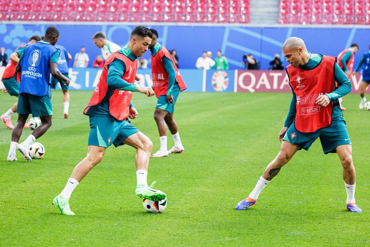 Ronaldo đối đầu Pepe trong buổi tập trước trận đấu