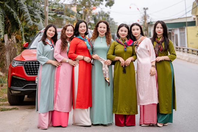 Tết Nguyên đán 2024, 7 chị em gái của Lượng có dịp tụ họp và thực hiện bộ ảnh ấn tượng này.
