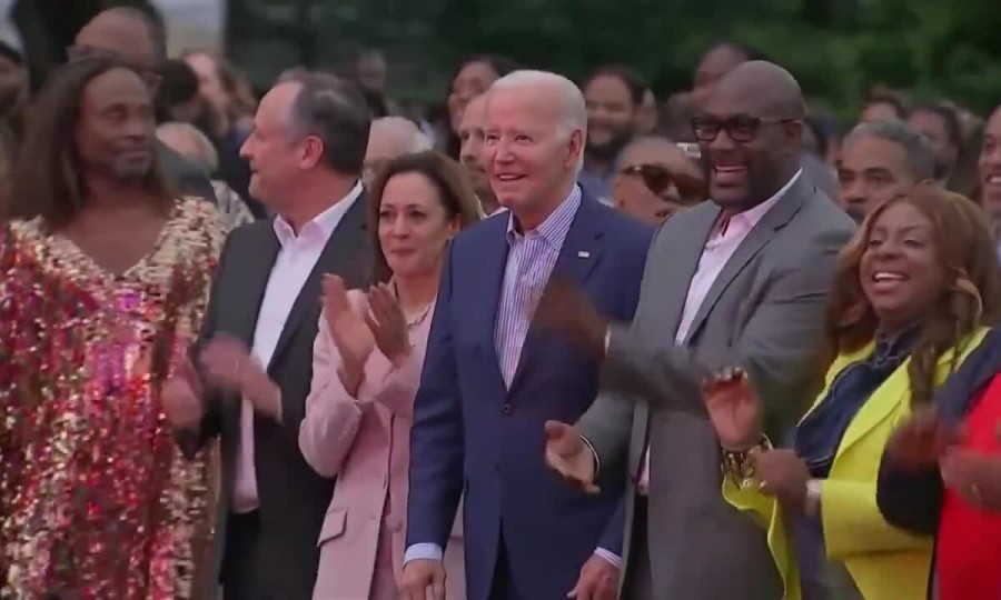 Ông Biden đứng “bất động” trong buổi biểu diễn ca nhạc ở Nhà Trắng (ảnh: USA Today)
