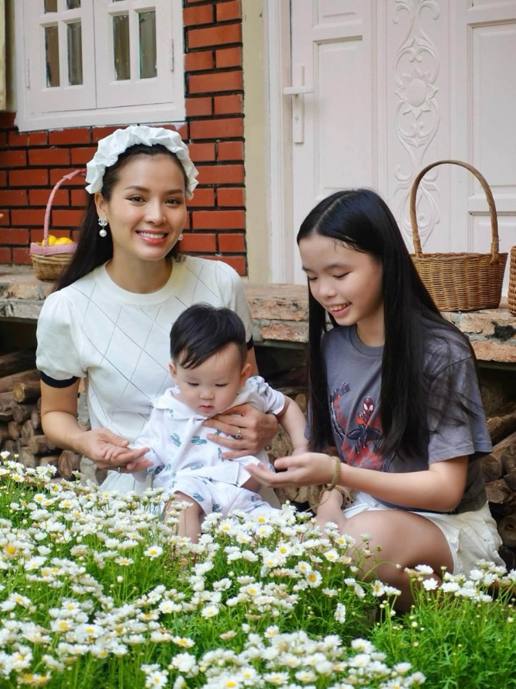 Ca sĩ Phương Trinh Jolie nói gia tài lớn nhất của cô là "hai cục kim cương này đây".