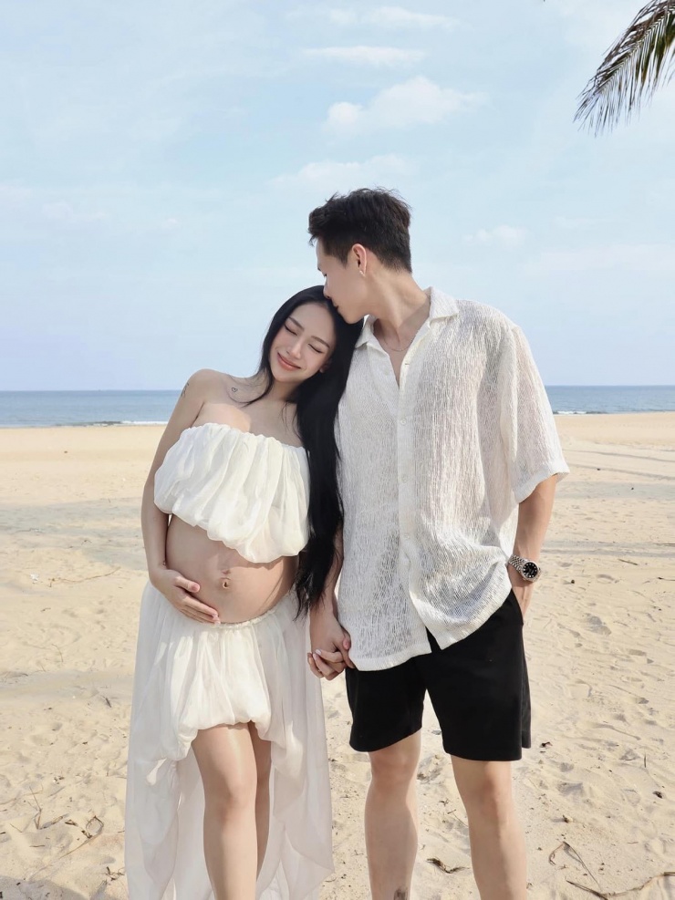 Joyce Phạm - con gái đại gia Minh "Nhựa" - mặc crop top khoe bụng bầu em bé thứ ba.