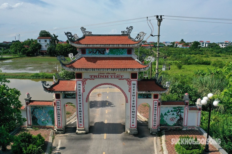 Cổng làng Trinh Tiết khang trang, sạch sẽ.