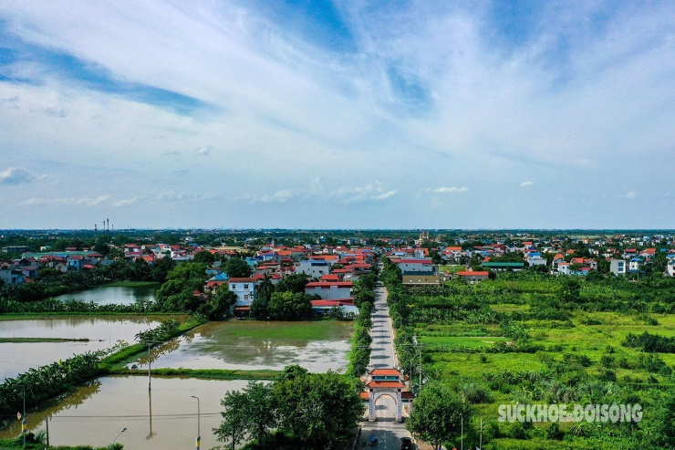 Hình ảnh cổng làng Trinh Tiết và con đường chuẩn bị mang tên Trinh Tiết nhìn từ trên cao.