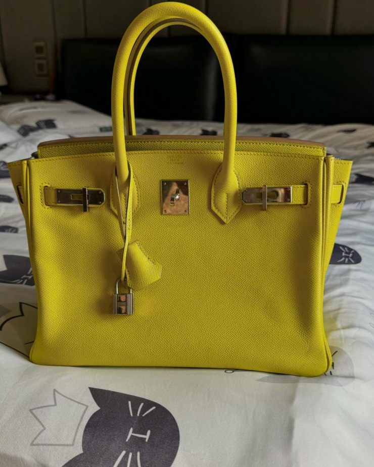 Sắm chiếc Birkin size 30 màu vàng chanh rực rỡ về tủ nhưng chưa bao giờ sử dụng, Huyền My thanh lý với giá 10.000 USD (khoảng 255 triệu đồng).