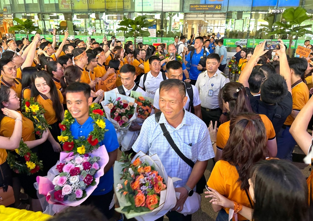 Các cầu thủ vui mừng trong sự chào đón nhiệt tình của CĐV