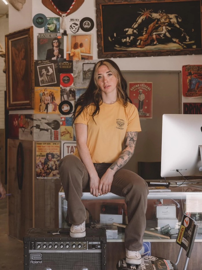 Nữ thợ điện trở thành ngôi sao mạng xã hội