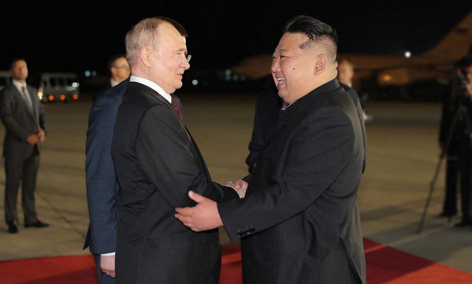 Lãnh đạo Triều Tiên Kim Jong-un (bên phải) đón Tổng thống Nga Vladimir Putin tại sân bay Sunan, Bình Nhưỡng vào rạng sáng 19/6. Ảnh: KCNA