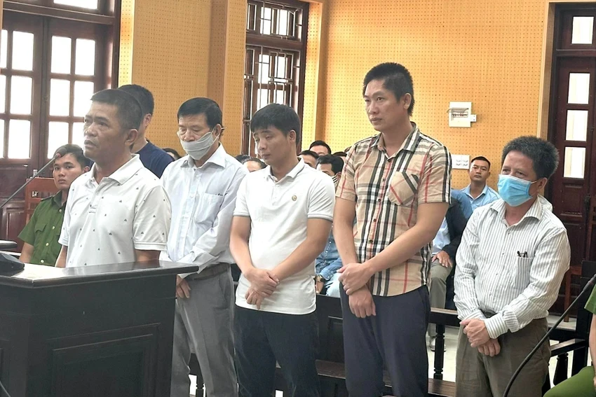 Các bị cáo trong vụ làm giả kết luận giám định tại Trung tâm pháp y tỉnh Quảng Ngãi. Ảnh: HĐ