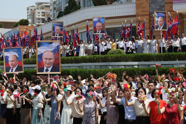 Người dân Triều Tiên chào đón ông Putin. Ảnh: Sputnik