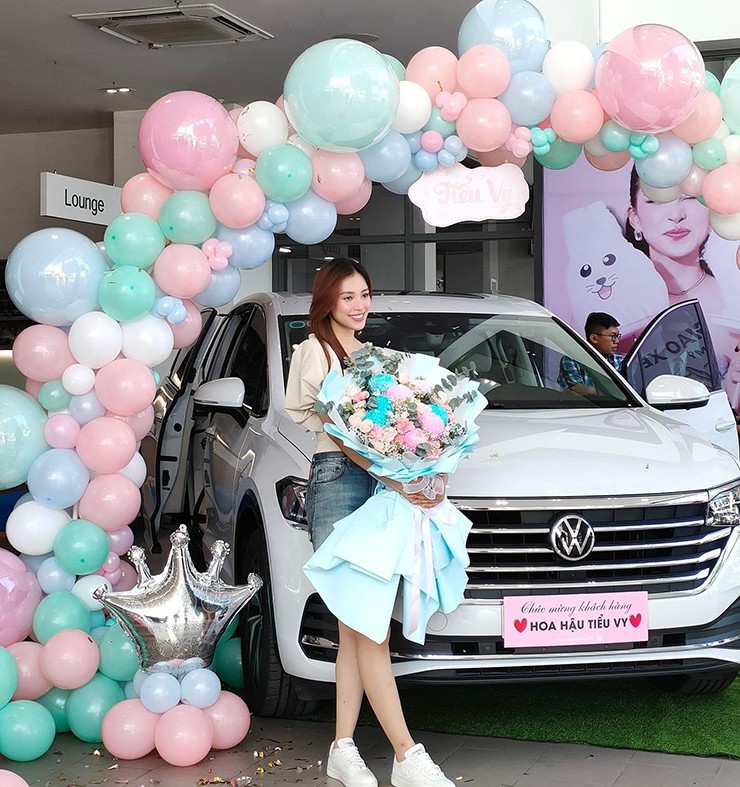Hoa hậu Tiểu Vy bất ngờ tậu xe MPV xịn sò đến từ Đức - 1