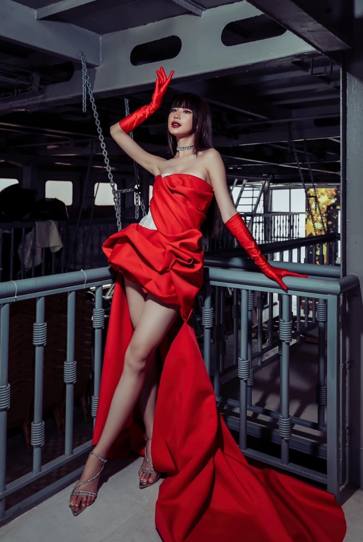 Hoa hậu tạo dáng với đầm quét sàn của nhà thiết kế Ivan Trần dự show thời trang.