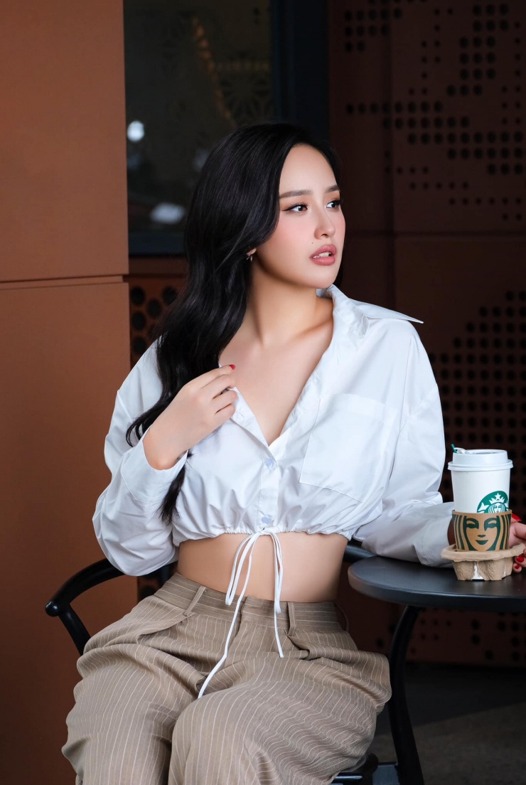 Hình ảnh mới nhất của hoa hậu Mai Phương Thúy gây chú ý vì trang phục đơn giản: sơ mi crop top mix quần âu đã giúp cô khoe được xương quai xanh và vòng eo. Hình ảnh cho thấy nàng hậu đã giảm cân đáng kể từ sau lần cán mốc 71 kg hồi cuối năm 2023.