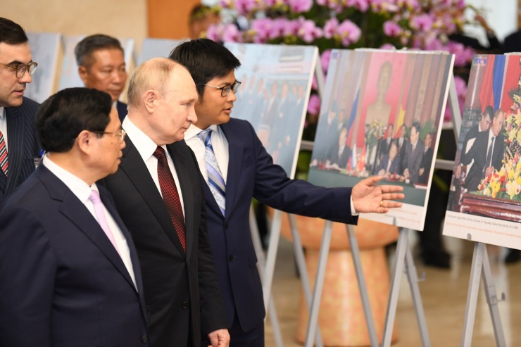 Thủ tướng Phạm Minh Chính và Tổng thống Putin xem bộ ảnh ghi lại những thời khắc quan trọng trong quan hệ Việt Nam - Liên bang Nga. (Ảnh: Như Ý)