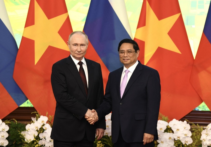 Thủ tướng Phạm Minh Chính và Tổng thống Putin chụp ảnh chung trước cuộc hội kiến. (Ảnh: Như Ý)