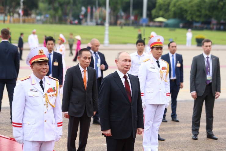 Tổng thống Vladimir Putin và đoàn đại biểu cấp cao Liên bang Nga vào Lăng viếng Chủ tịch Hồ Chí Minh. (Ảnh: Nhật Minh)