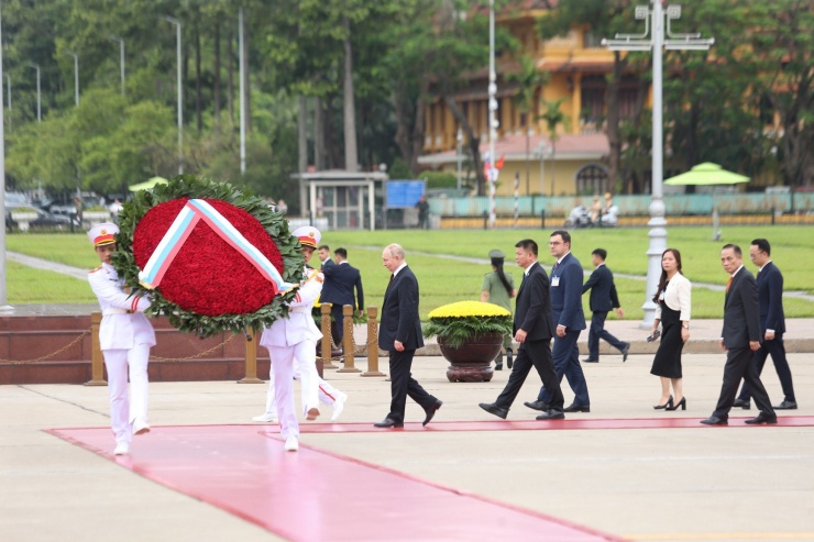 Tổng thống Vladimir Putin và đoàn đại biểu cấp cao Liên bang Nga vào Lăng viếng Chủ tịch Hồ Chí Minh. (Ảnh: Nhật Minh)