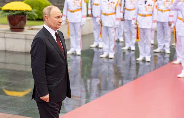 Tổng thống Nga Vladimir Putin viếng Đài tưởng niệm các Anh hùng liệt sĩ. (Ảnh: Nhật Minh)