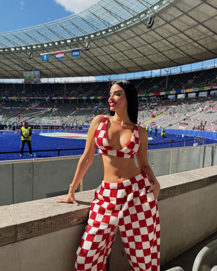 'Fan nữ hot nhất World Cup 2022' tới sân cổ vũ tuyển Croatia trận ra quân gặp Tây Ban Nha hôm 15/6.