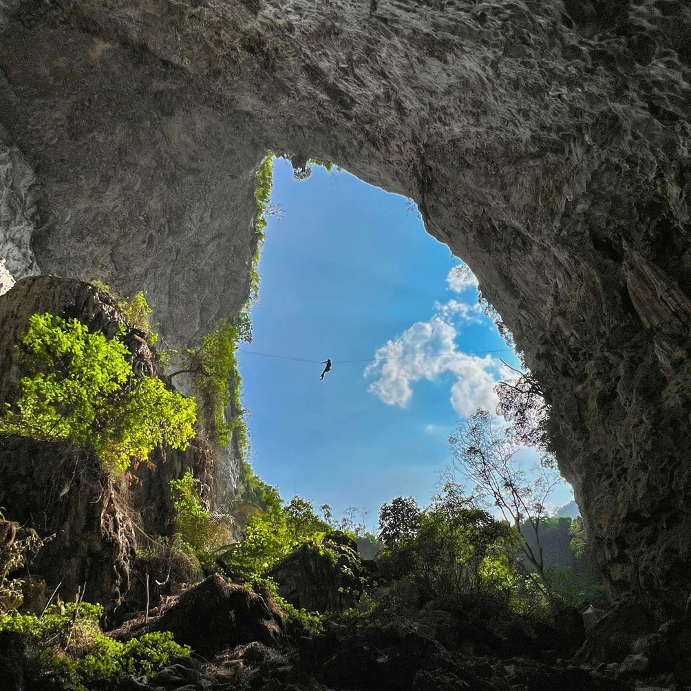 Hố sụt Canh Cảo là điểm đến lý tưởng cho những bạn trẻ mê du lịch mạo hiểm