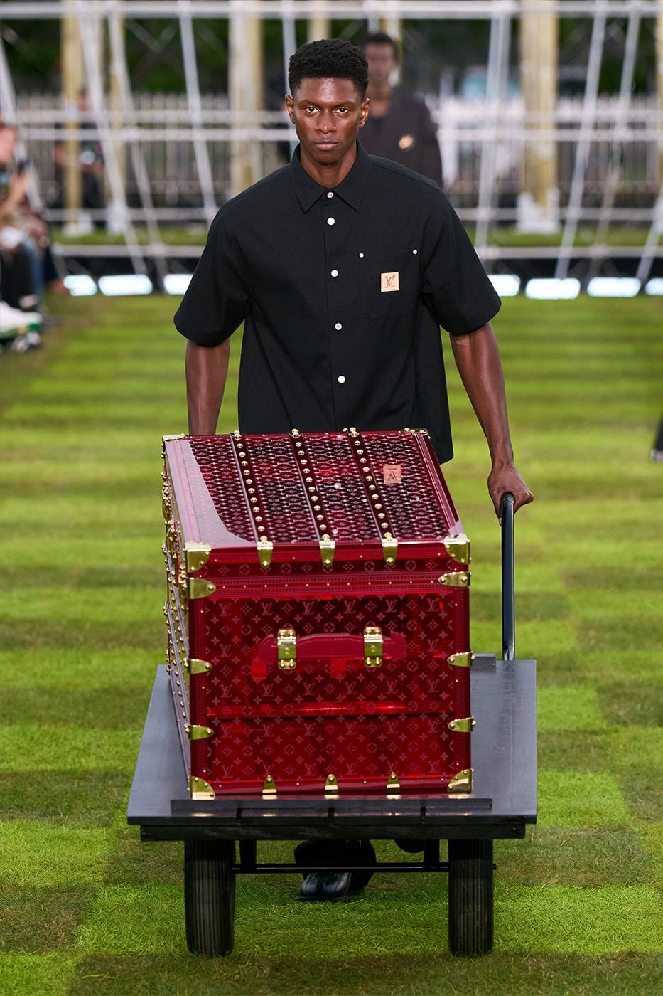 Pharrell Williams hợp nhất thế giới cho bộ sưu tập quần áo nam Louis Vuitton - 1