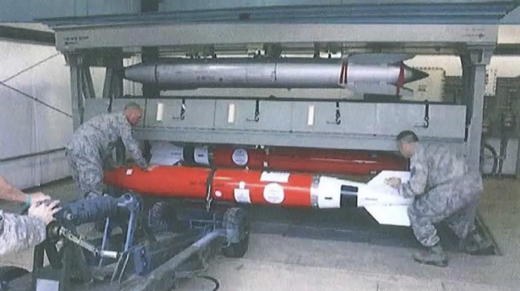 Theo thỏa thuận chia sẻ hạt nhân, Mỹ được đặt bom hạt nhân chiến thuật B61-12 ở một số quốc gia thành viên NATO.