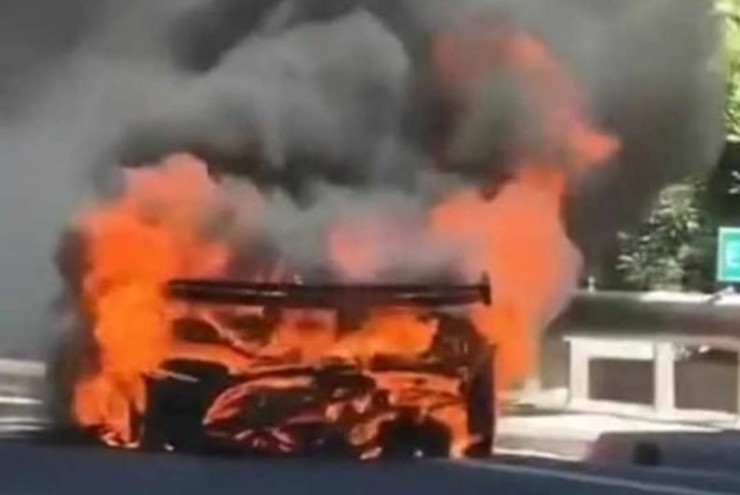 Siêu phẩm triệu đô Koenigsegg Jesko cháy rụi trên đường phố - 1