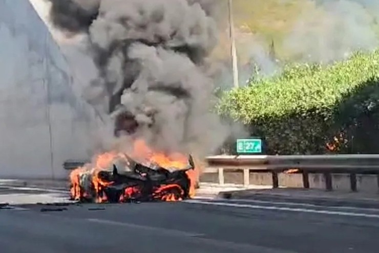 Siêu phẩm triệu đô Koenigsegg Jesko cháy rụi trên đường phố - 2