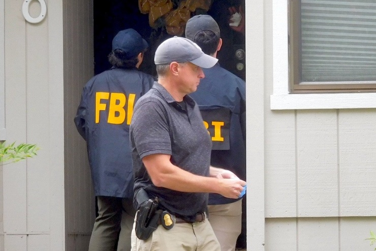 Các nhân viên FBI khám xét nhà của bà Sheng Thao. Ảnh: Oaklandside.org