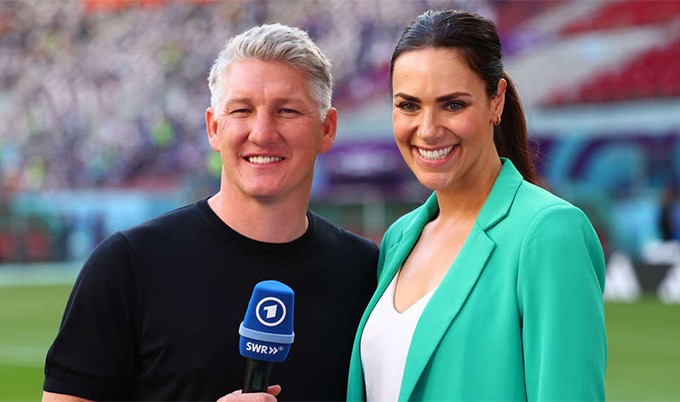 Schweinsteiger cùng người dẫn chương trình Esther Sedlaczek trên sóng truyền hình. Ảnh: WELT