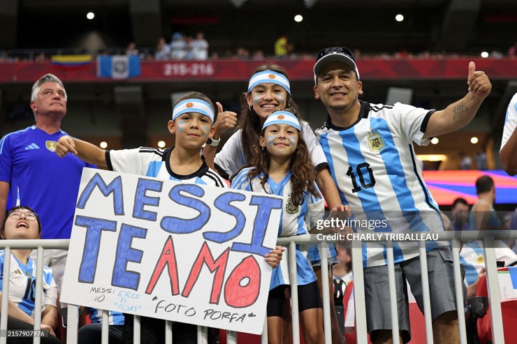 Đa phần các CĐV trên sân đều đến cổ vũ cho Lionel Messi và nhà ĐKVĐ Argentina