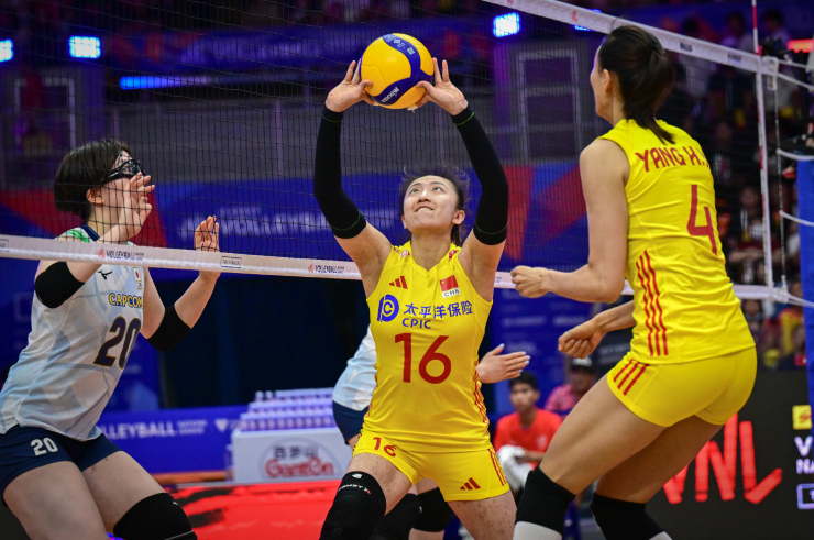 Trung Quốc (áo vàng) thua Nhật Bản (áo trắng) 2 trận liên tiếp ở VNL 2024