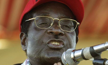 Ông Robert Mugabe phát biểu trước đám đông người ủng hộ năm 2008. Ảnh: Reuters