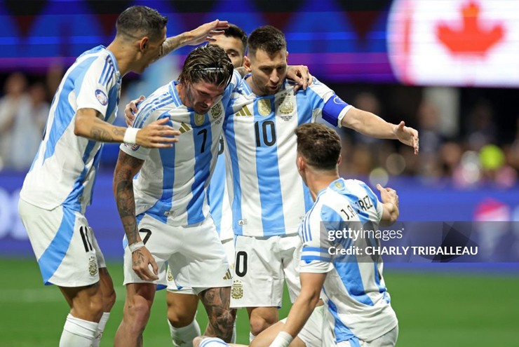 Messi rejoices with his teammates