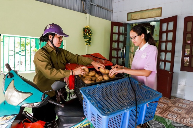 Hàng ngày, ngoài việc học, Diệp còn phụ mẹ xếp hàng hóa đi chợ, làm việc nhà