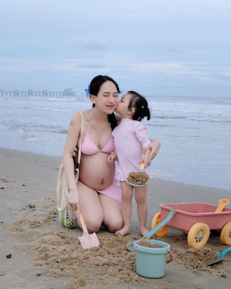 Với thiết kế siêu nhỏ dây mảnh, người đẹp tôn vòng một đầy đặn. Sau khi sinh bé thứ hai, Joyce Phạm tiết lộ đã nâng cấp ngực để tự tin hơn với vóc dáng.